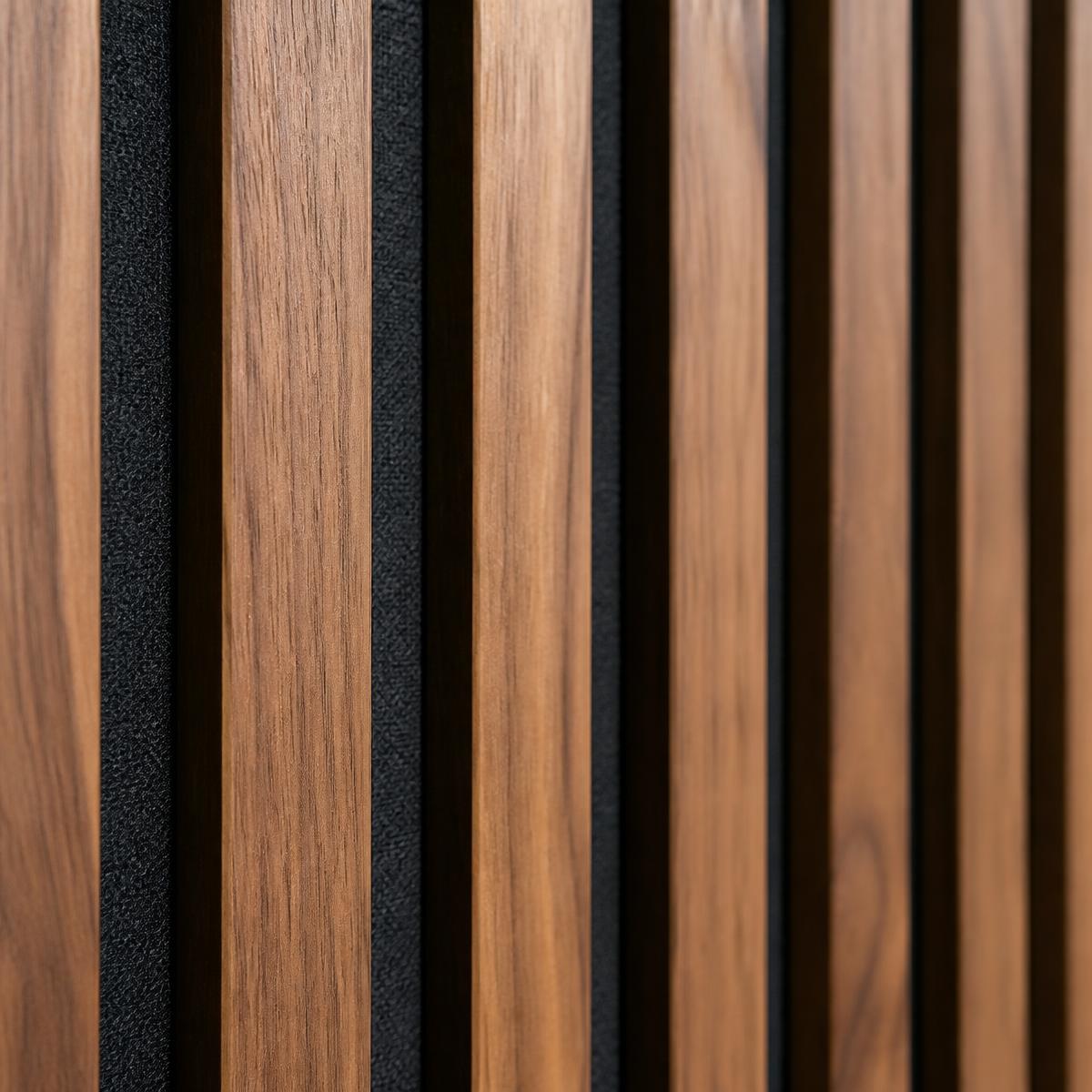 Detalj av valnøtt akustikkpanel